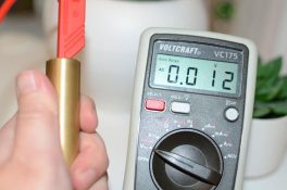 Mesure de la tension induite dans le corps après mise à la terre